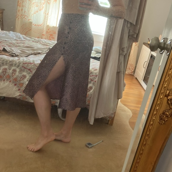 Silky pink leopard print midi - Picture 2 of 4